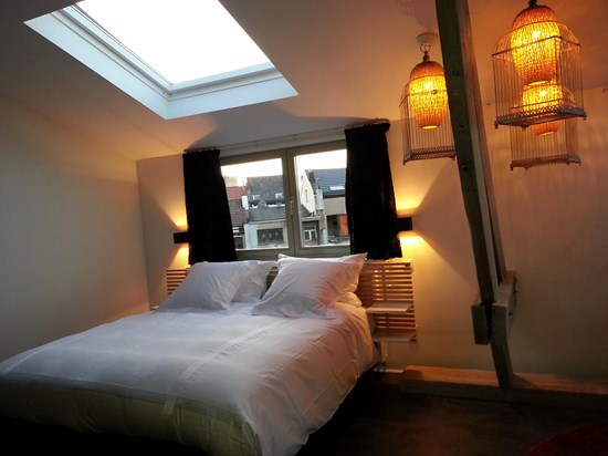 Lounge in de tuin van Koto B&B met zicht op het verwarmde zwembad