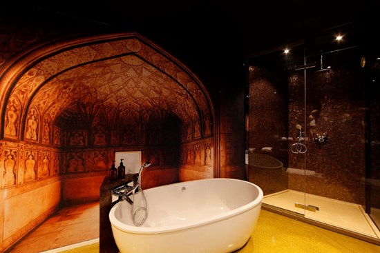Detail van een ruime badkamer met regendouche bij Koto B&B
