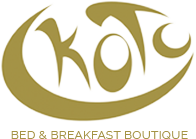 Ontbijt met verse broodjes, fruit en koffie klaargezet in de suite